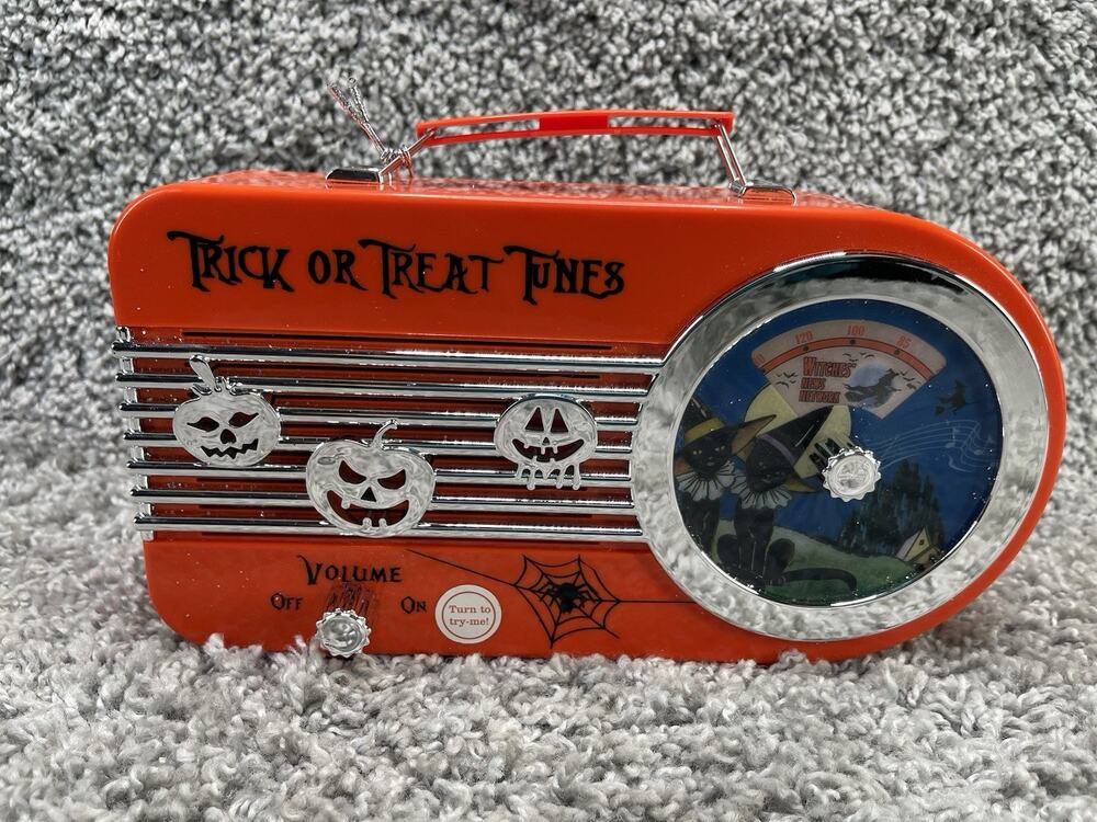 Mr Halloween Radio Trick or Treat Tunes Orange Pumpkins Vampire Witch Spooky